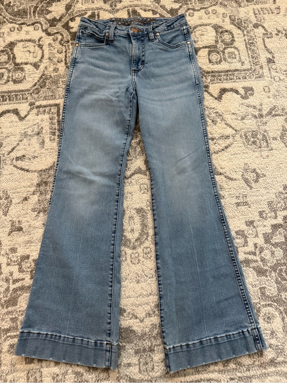 Women’s Light Wash Wide-Leg Flare Jeans